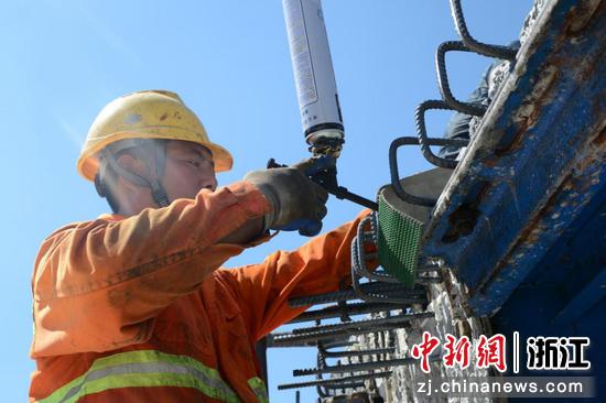 模板工人吴桢在预制梁场外进行模板拼装作业。浙江交通集团 供图 模板工人吴桢在预制梁场外进行模板拼装作业。浙江交通集团 供图