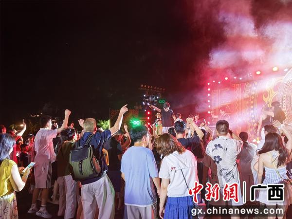 图为火把夜游活动现场。 图为火把夜游活动现场。
