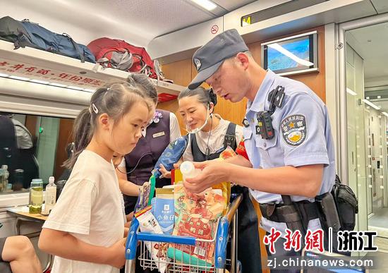 图为：乘警和旅客互动。中新社发 贺瑞明 摄