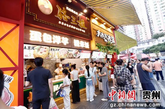 蛋包洋芋店排长队。