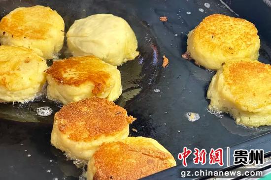 金黄的油炸洋芋粑。