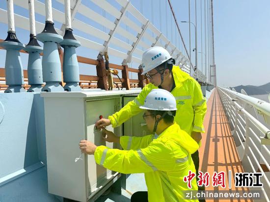 浙江交通集团高速公路舟山管理中心工作人员检查机电设备。浙江沪杭甬 供图 浙江交通集团高速公路舟山管理中心工作人员检查机电设备。浙江沪杭甬 供图