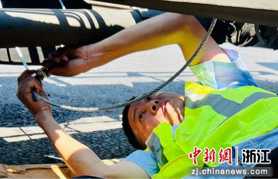 萧山拯救大队施救员在车底检修故障车辆。浙江沪杭甬 供图 萧山拯救大队施救员在车底检修故障车辆。浙江沪杭甬 供图