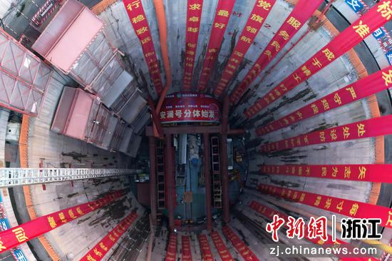 图为：“安澜号”盾构机蓄势待发。中新社发 何璇璇 摄