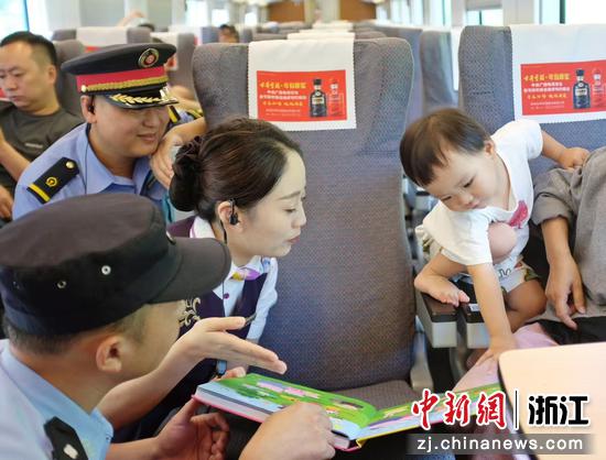 图为：乘警乘务员和旅客互动。中新社发 贺瑞明 摄