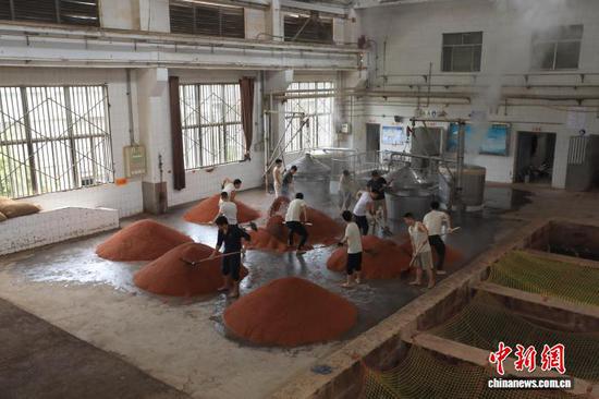 图为仁怀市茅台镇内的酒企在酿酒。　中新网记者 瞿宏伦 摄