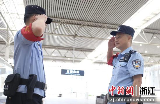 图为：乘警们进行交接。中新社发 贺瑞明 摄