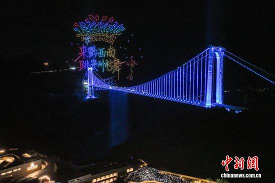 8月2日晚，花江峡谷大桥无人机光影秀。近日，位于贵州省关岭县与贞丰县交界处的世界第一高桥——花江峡谷大桥，开启无人机光影秀常态化表演。无人机在大桥上空编队飞行，变幻出多个图案，为前来观光的游客呈现了一场震撼的视觉盛宴。（无人机照片）