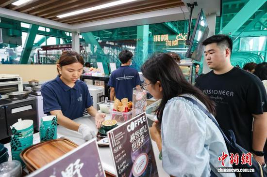 8月3日，游客在花江峡谷大桥玻璃观光大厅购买以大桥高度命名的“625咖啡”。中新社记者 瞿宏伦 摄