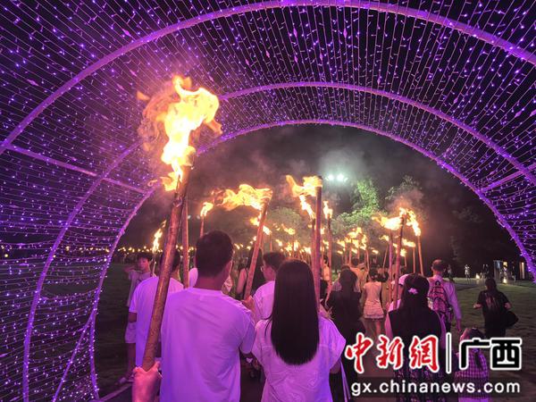 图为火把夜游活动现场。 图为火把夜游活动现场。