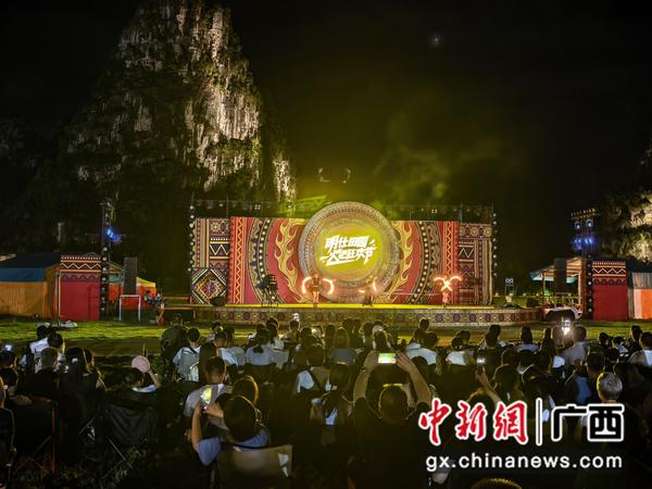 图为火把夜游活动现场。 图为火把夜游活动现场。