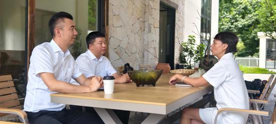 贵阳银行镇宁支行工作人员与旖旎娜嘉民宿负责人交流