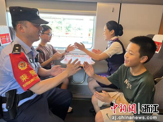 图为：乘警和旅客互动。中新社发 贺瑞明 摄