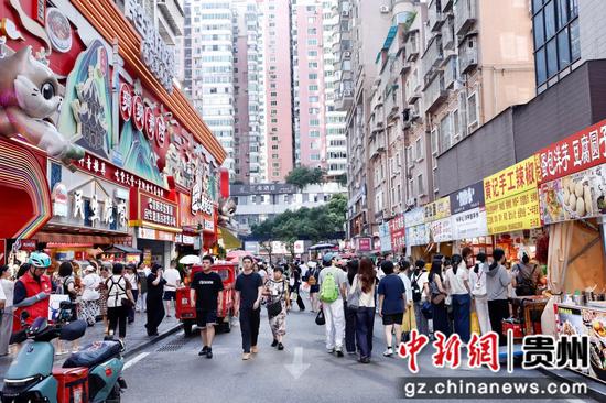 民生路小吃街人潮涌动。