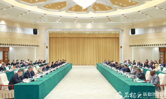 8月3日，自治区党委书记陈小江、自治区主席艾尔肯·吐尼亚孜在乌鲁木齐会见来疆出席2026年反恐国际研讨会的中外嘉宾。天山网-新疆日报记者 崔志坚摄e