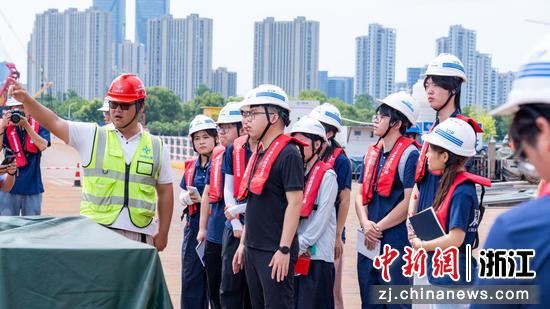 近日，实践团队员进行项目实地参观。（长安大学供图）