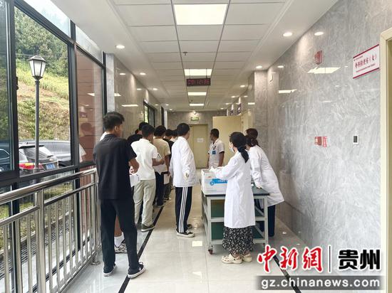 参加体检的应征青年精神饱满、整齐列队，在工作人员引导下有序进入各检查区域。