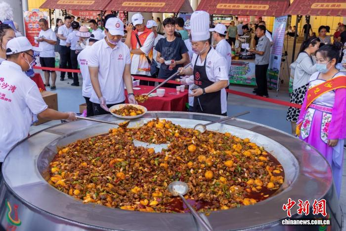 新疆大盘鸡的土豆之辩：美食何须死守一套“标准答案”