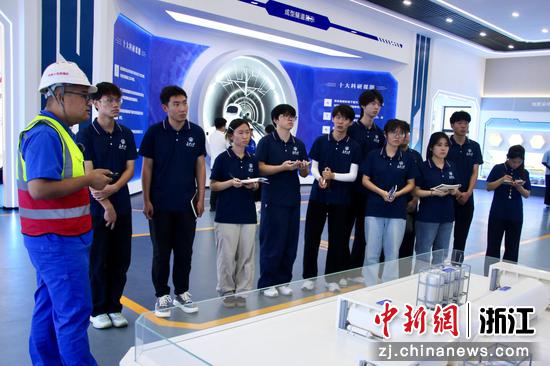 近日，实践团在项目展厅开展学习。（长安大学供图）