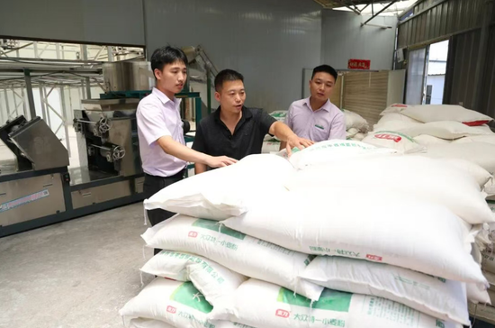 农行员工走访面条加工厂。