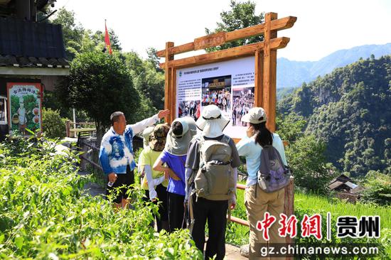 在剑河县八郎村，管理员正在为亲子研学团讲解古生物演化相关知识。钟成炫 摄