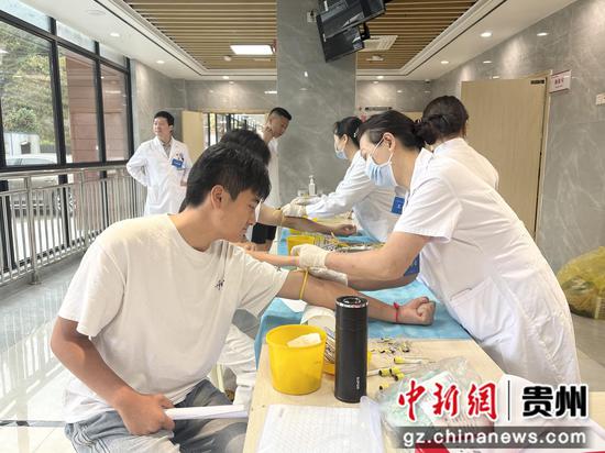 医护人员严格按照征兵体检标准，对每一项指标认真检查、仔细核验