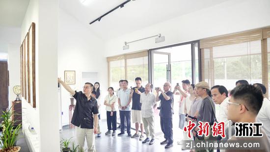 近日,吴冠中丝网版画展、“山静兰初放——沐斋兰事展”两大主题艺术展现场。主办方 供图 近日,吴冠中丝网版画展、“山静兰初放——沐斋兰事展”两大主题艺术展现场。主办方 供图