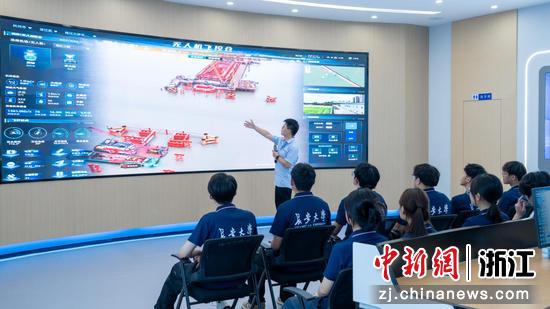 近日，实践团队员观看无人机实时传输画面。（长安大学供图）