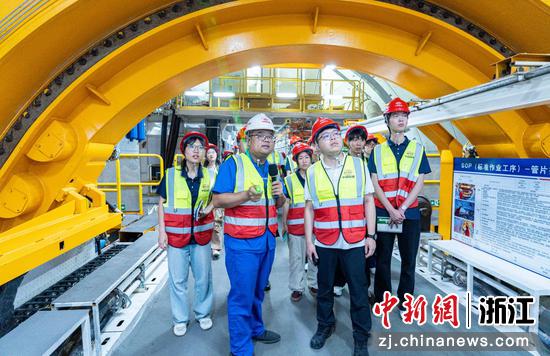 近日，实践团走近了解盾构机“甬舟号”运行情况。（长安大学供图）