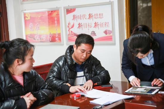 图为罗祖江了解烟农贷款事宜。王远富 摄 图为罗祖江了解烟农贷款事宜。王远富 摄