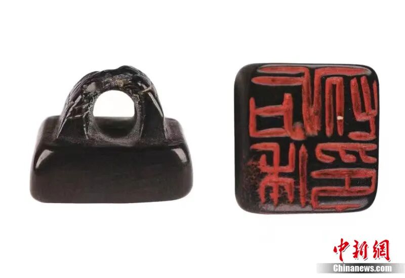 “司禾府印”印钮为桥纽，印文为篆文，阴刻，分两行。新疆博物馆 供图