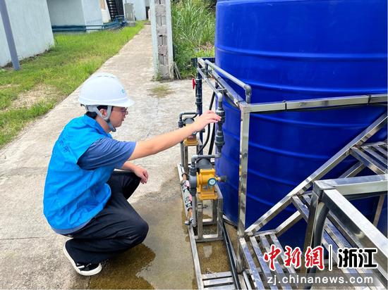 日前，叶志波在农饮水站调试设备。苏醒&nbsp;供图