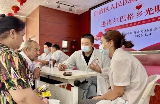 医生为村民诊断。阿卜力克木 摄7