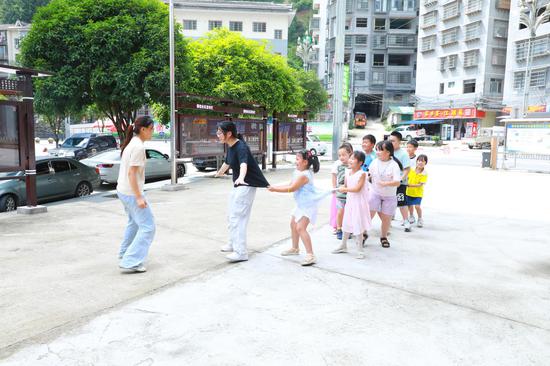 支教老师带着学生们做游戏。谢达意摄
