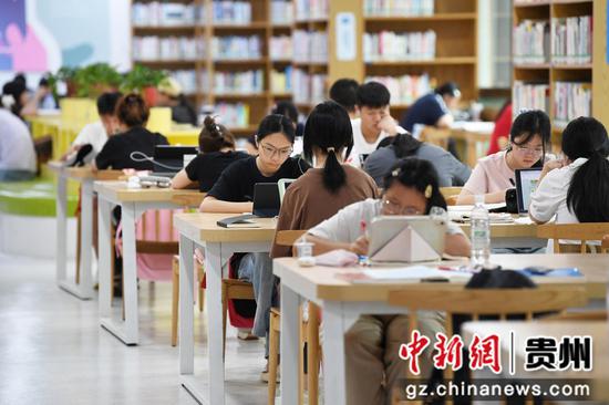 8月5日，孩子们在贵阳市南明区图书馆内看书学习、静心充电。