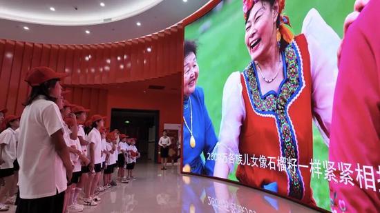 和田学生在自治区成立70周年主题成就馆观看宣传片。努尔古再丽 摄