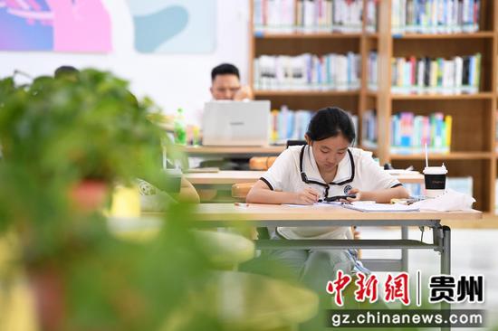8月5日，孩子们在贵阳市南明区图书馆内看书学习、静心充电。