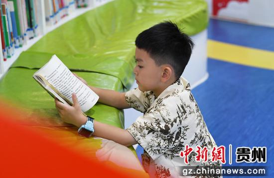 8月5日，在贵阳市南明区图书馆内儿童阅读区，一名小读者正品读儿童图书。