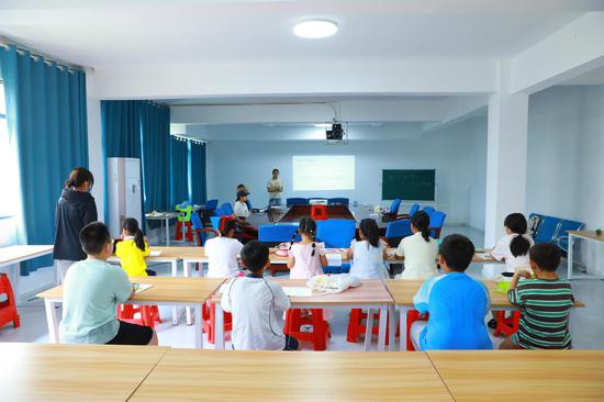 支教老师正在给学生们上写作课。谢达意摄