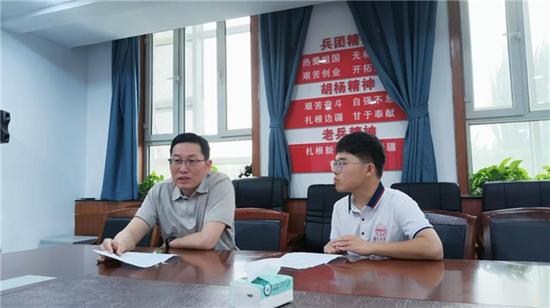 徐明谈其对胡杨精神的理解e