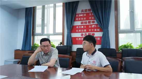 徐明（左）正在接受采访。
