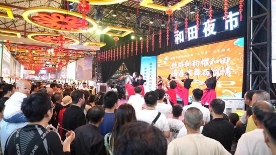 热闹的和田夜市。阿卜杜拉 摄