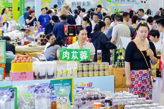 和田特色展区人流络绎不绝。通讯员 张妍 摄