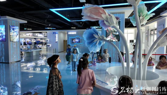7月31日，学生在乌鲁木齐的少年立方高新研学基地体验“脑机花朵”项目。高雨摄