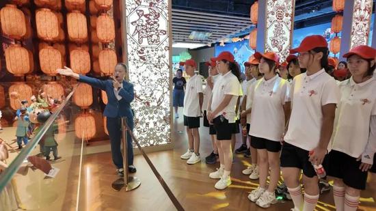 和田学生参观自治区非物质文化遗产馆。努尔古再丽 摄