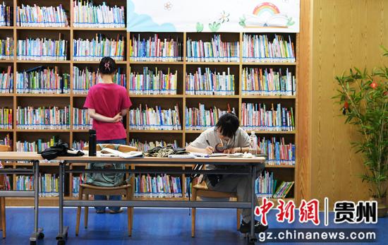 8月5日，孩子们在贵阳市南明区图书馆内看书学习。