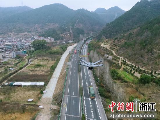 无人机在甬金改扩建金华段项目上空巡检。&nbsp;浙江交通集团&nbsp;供图