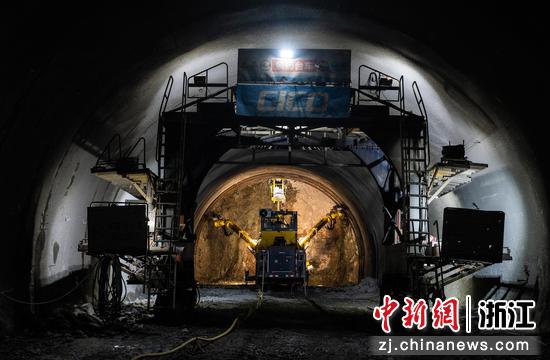 义龙庆丽水段智能三臂凿岩台车。&nbsp;浙江交通集团&nbsp;供图