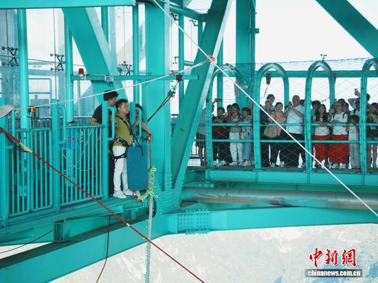 图为游客在贵州花江峡谷大桥准备体验高空蹦极。记者 周燕玲 摄