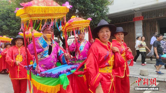 广西阳朔：抬关公抢花炮 两镇百年共一会